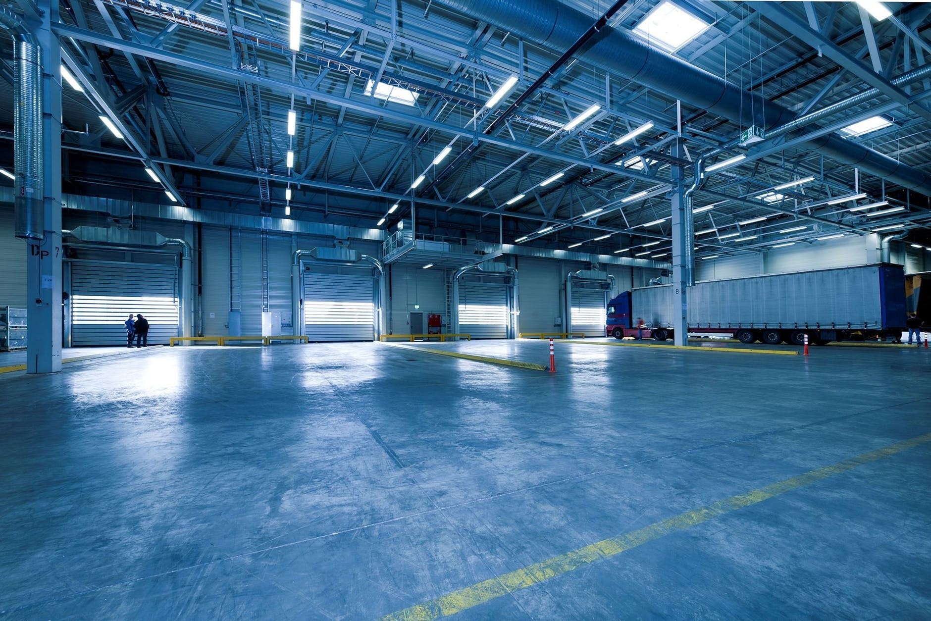 Como elegir la mejor iluminación para espacios industriales y comerciales